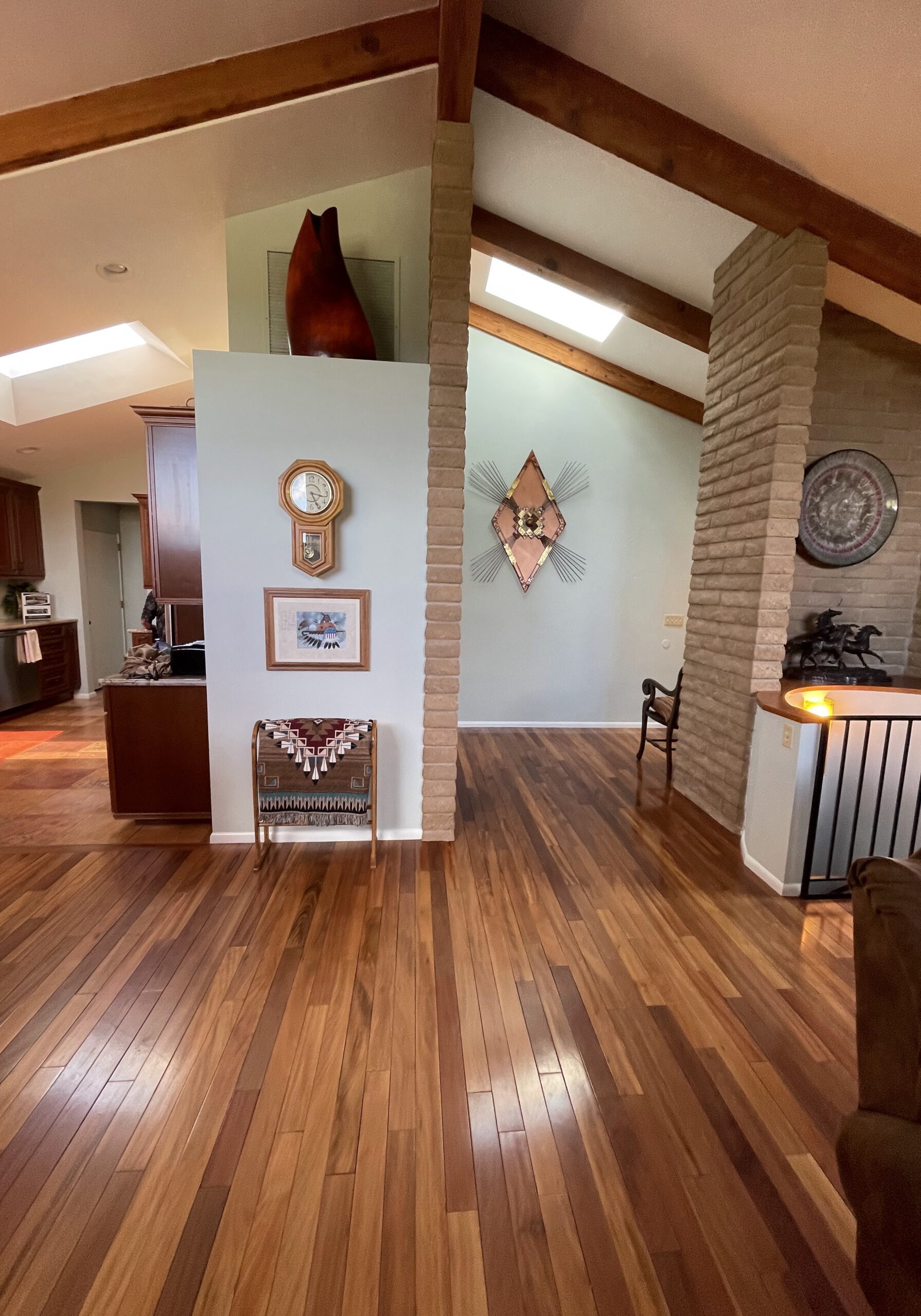 Cabello Living room walkways